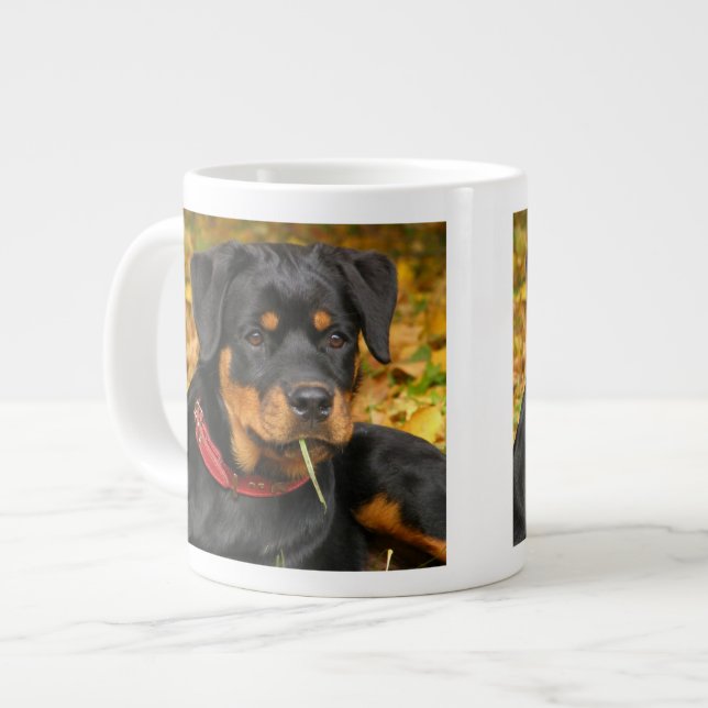 Rottweilers Valp Ljugande på skogsmark Jumbo Mugg (Framsida vänster)