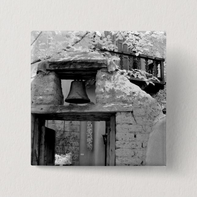 Rough adobe bell in entryway, Santa Fe, New Knapp (Framsida)