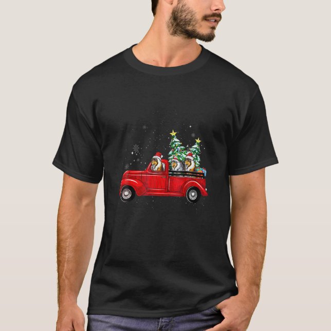 Rough Collie Dog Driving Xmas Truck Christmas Tree T Shirt (Framsida)
