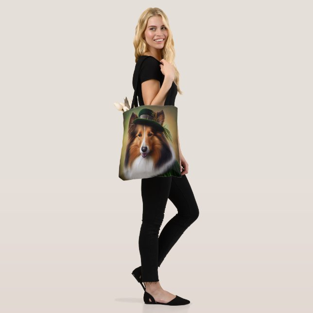 Rough Collie Hund in St. Patrick Day Dress Tygkasse (På modell)