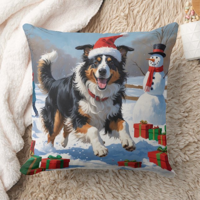Rough Collie springer i snö med julhatt Kudde (Filt)