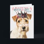 Rough Fox Terrier Hund Queen Day Funny Birthday Kort<br><div class="desc">Drottning på födelsedagen önskemål kommer från den här fina tråden eller grova Fox Terrier-hund för den som kärlek hennes hund och behandlar.</div>
