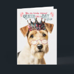 Rough Fox Terrier Hund Queen Day Funny Birthday Kort<br><div class="desc">Drottning på födelsedagen önskemål kommer från den här fina tråden eller grova Fox Terrier-hund för den som kärlek hennes hund och behandlar.</div>