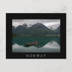 Rowboat med bergsreflektion i Norge Vykort