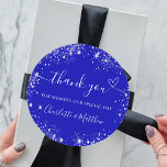 Royal blå silver glitter-hjärtat tack bröllop runt klistermärke<br><div class="desc">Ett klassiskt royal blått,  blått färg är ojämn. Dekorerad med faux silver glitter,  gnistor och hjärta. Anpassa och lägg till namnen. Med texten: Tack för att ni delar vår speciella dag.</div>