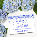 Royal blå vit konfetti födelsedagsfest spara datumet<br><div class="desc">En chic vit bakgrund som dekoreras med royal blue konetti. Anpassa och lägg till datum och namn/ålder. Texten: Spara datumet skrivs med ett stort trendig-handskript i stil. Royal blå brev.</div>