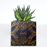 Royal Blue and Guld Elegant Classic Baroque Kakelplatta<br><div class="desc">Elegantens dekorativa mönsterrutor med guld baroque-dekorationer på mörk blått bakgrund.</div>