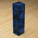 Royal Blue, Black and Silver Damask Presentask För Vinflaska<br><div class="desc">Rustik vintage vattencolor blommigt vin box i accents of royal blue,  black and silver för att komplettera samlingen nedan.</div>