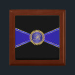 Royal Blue Elegant Monogram Minnesask<br><div class="desc">Ett royal blått och guld-geometriskt band med en elegant monogrammedaljon gör en vacker keepsaklåda. Lägg till ditt önskade monogram i ställe av det prov som visas i designmallen för en verkligt speciell gåva som passar födelsedagar,  jul,  pension,  årsdagar,  bröllop och mycket mer.</div>