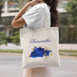 Royal Blue Guld Ro Blommigt Bridesmaid Tygkasse<br><div class="desc">Pamper dina brudar med en speciell gåva i royalets blå blommigt till väskan. En bukett med elegant blå ro accentueras med guld och den kompletterande blå texten kan lätt ändras.</div>