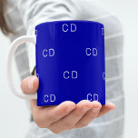 Royal blue monogram initialer mönster kaffemugg<br><div class="desc">Ett trendigets royal blå bakgrund. Anpassa och lägg till ditt monogram brev,  initialer. Vit brev. Monogrammet som bakgrund mönster.</div>