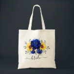 Royal Blue Rustic Solros Modern Bröllop Bride Tygkasse<br><div class="desc">Eleganten och det moderna,  rustiska landsbyggsbröllopet i väskan har en ljusstark gult solros,  Royal blå ponnyer,  baby andedräkt,  gipsofiilabisk blommigt ram / andedräkt med eukalyptus löv. Hitta fler matchande utformningar och variationer från min "blissweddingpaperie"-butik. Och kontakta mig gärna för ytterligare anpassning eller matchning av objekt.</div>