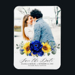 Royal Blue Rustic Sunblommor Modern Spara datum Magnet<br><div class="desc">Elegant och modern rustik land har tillstått att datummagneten har en stark gult solros,  Royal blå ponnyer,  baby utandning,  gipsophila blommigt ram/andedräkt med eukalyptus löv. Hitta fler matchande utformningar och variationer från min "blissweddingpaperie"-butik. Och kontakta mig gärna för ytterligare anpassning eller matchning av objekt.</div>