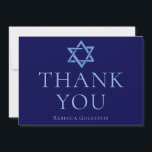 Royal Blue Stjärna av David Bar Mitzvah Tack Kort<br><div class="desc">Detta ljusblå Bar Mitzvah-tackkort har en vacker,  konstnärlig Stjärna av David-ritning högst upp. Fyll i kortet med ditt personliga namn på den vita bakgrunden.</div>