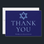 Royal Blue Stjärna av David Bar Mitzvah Tack Kort<br><div class="desc">Detta ljusblå Bar Mitzvah-tackkort har en vacker,  konstnärlig Stjärna av David-ritning högst upp. Fyll i kortet med ditt personliga namn på den vita bakgrunden.</div>
