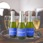 Royal Blue Stylized Script Bröllop Bridesmaid<br><div class="desc">Självhäftande etiketter för bröllop minismousserande vin flaskor som har ett trendig,  royal blå färg tillsammans med "Bridesmaid" tryckt i vitt,  stiliserat skript. En underbar idé när du lägger ut dina brudtärnor och planerar för en bachelorette-fest!</div>