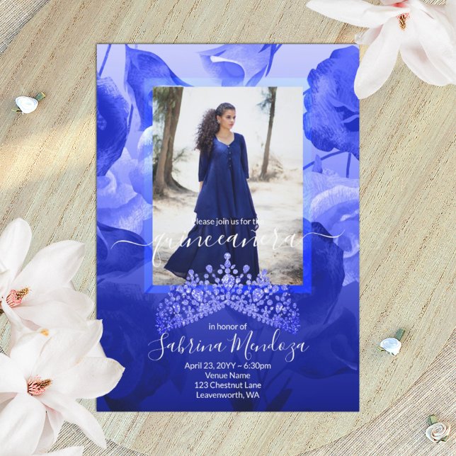 Royal Blue, Vit ros, Topaz Tiara Quinceanera Inbjudningar (royal blue, aquamarine rhinestone tiara quinceanera invitation with blue roses)