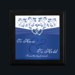 Royal Blue, White Blommigt Gått med Hearts Trinket Smyckeskrin<br><div class="desc">Den här anpassningsbarna har royalet Blue and white blommigt TRinket presentbox med en tryckt RIBBON med ett par tryckt FAUX glitter och diamantjuvel gått med hjärtan på den som matchar den bröllopsinbjudning som visas nedan. Texten "Att ha och hålla kvar från och med den här dagen framåt" är helt anpassade....</div>