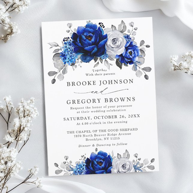 Royal Blue White Silver Metallic Blommigt Bröllop Inbjudningar (Royal blue silver / White metallic grey floral wedding invitation)