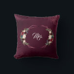 Royal Burgundy Blommigt Geometric Bröllop Kudde<br><div class="desc">Elegant,  Unik design med vattenfärgsbuketter för blommigt,  en geometrisk ro-texturerad form,  allt på en fet,  burgundär bakgrund med skisserade löv. Använda Anpassa verktyg om du vill lägga till din information. Om du vill ha matchande objekt går du till min geometriska samling för Burgundy Lövs.</div>