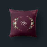 Royal Burgundy Blommigt Geometric Bröllop Kudde<br><div class="desc">Elegant,  Unik design med vattenfärgsbuketter för blommigt,  en geometrisk ro-texturerad form,  allt på en fet,  burgundär bakgrund med skisserade löv. Använda Anpassa verktyg om du vill lägga till din information. Om du vill ha matchande objekt går du till min geometriska samling för Burgundy Lövs.</div>
