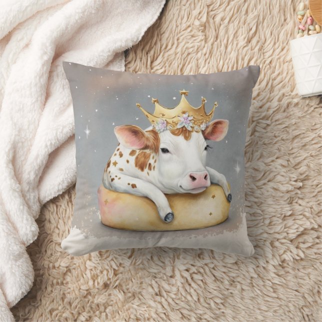 Royal Cow Dreaming on Cheese Throne                Kudde (Filt)