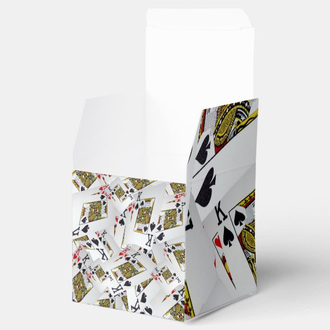"Royal Lagrar: A Stack of Kung Poker Cards" Presentaskar (Öppnad)