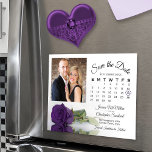 Royal Lila Ro Calendar Foto Spara Date Magnet ()<br><div class="desc">Dessa vackra magnetkort är perfekten för att låta din familj och dina vänner veta att spara datumet för ditt kommande bröllop. Den romantiska designen har en enda lång härd i lila ro färgad på djupt royal som ljuger på sin sida och reflekterar eller speglas i bassäng i vatten med ditt...</div>