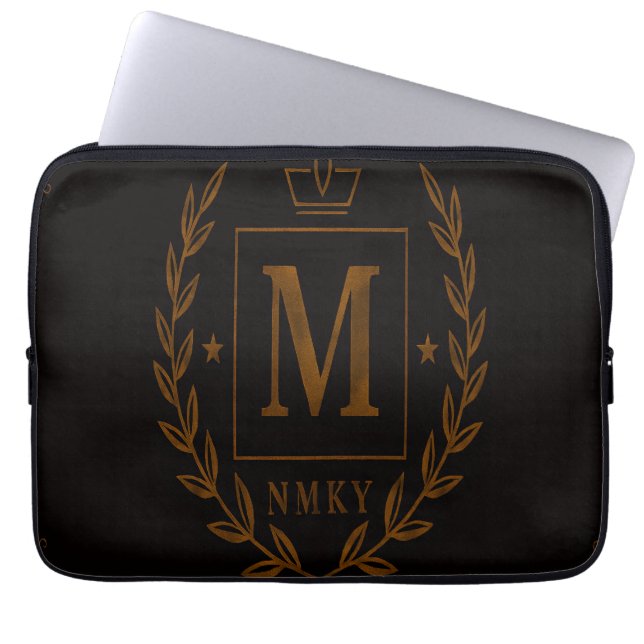 "Royal NMKY Emblem – Monogram M Crest Design" Laptop Fodral (Framsidan)