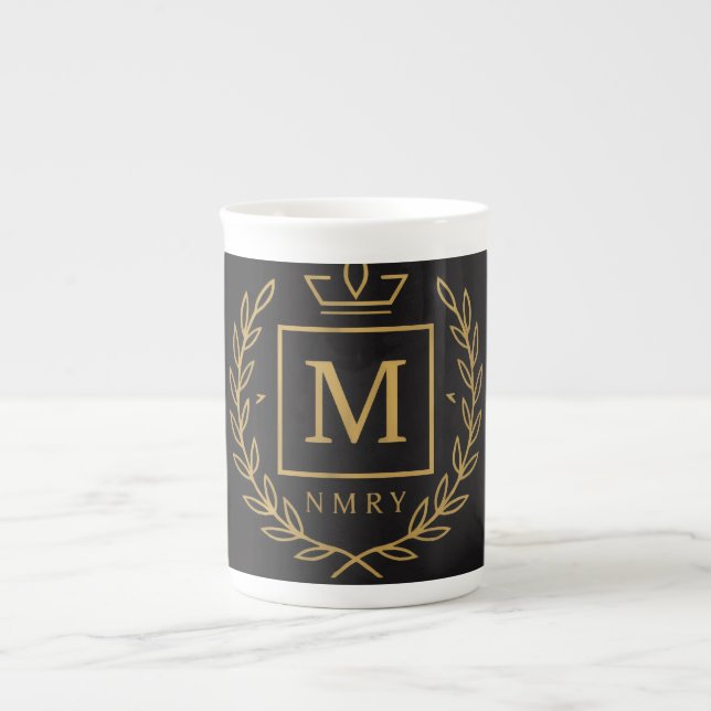 "Royal NMKY Emblem – Monogram M-krön design" Benporslin Mugg (Framsidan)