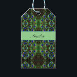 Royal Plumage - Luxe Peacock Feather Mönster Presentetikett<br><div class="desc">Få varje gåva att känna sig extraordinär med den här lyxaktiga märkrn för Fjäderfä, som innehåller skakande emerald och sapphire-toner. Lägg till ditt eget meddelande för en verkligt personlig beröring - något som är lekfullt som "Starting In With any Fabulous" för en födelsedagsljud, eller elegant som "May Your Day Gnistra...</div>