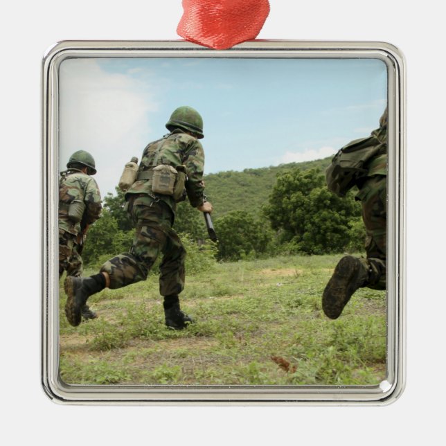 Royal Thai Marines rusar framåt för att säkra Julgransprydnad Metall (Framsidan)