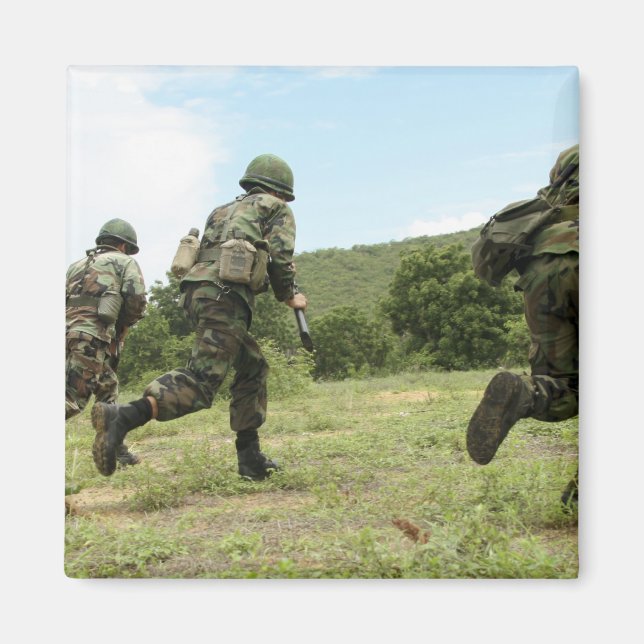 Royal Thai Marines rusar framåt för att säkra Magnet (Framsidan)