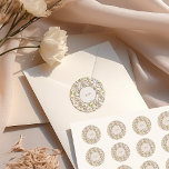 Royal Victorian Elegant Blommigt Bröllop Runt Klistermärke<br><div class="desc">Gå tillbaka i tid med Royalet Viktorian Wedding Stickers. Designad med noggrann uppmärksamhet på den bergiga, blommigt och motiv som kännetecknar den viktoriska eran, gör detta klistermärke att du kan anpassa initialer. Under den viktorianska epoken var bröllop mer än bara ceremonier; de var storslagna glasögon som återspeglade social och stil....</div>