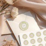 Royal Victorian Elegant Blommigt Bröllop Runt Klistermärke<br><div class="desc">Gå tillbaka i tid med Royalet Viktorian Wedding Stickers. Designad med noggrann uppmärksamhet på den bergiga, blommigt och motiv som kännetecknar den viktoriska eran, gör detta klistermärke att du kan anpassa initialer. Under den viktorianska epoken var bröllop mer än bara ceremonier; de var storslagna glasögon som återspeglade social och stil....</div>