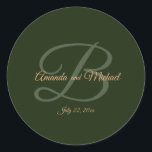 ROYALET MÖRK GRÖNT LÖV GULD RAM BRÖLLOP i Runt Klistermärke<br><div class="desc">Jag hoppas att ni njuter av dessa underbara Bröllop Classic Round Stickers med Royalet Mörk grönt bakgrund,  Monogram och Bride & Grooms Namn på dem. Du kan ändra ALLA PERSONLIGA UPPGIFTER på Stickers för att uppfylla dina behov. Njut! https://www.zazzle.com/store/dazzlingpaperitems</div>