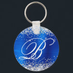 Royalet Silver Blue Foil Finare Monogram Nyckelring<br><div class="desc">Elegant silver glitter med gnistor mot en faux-kobolt eller royalets blå, penselformad bild av metallen. Det vita finare-kalligrafimonogrammet i finare i mitten kan anpassas. Du kan t.ex. lägga till ett namn i samma teckensnitt eller kanske Underbara symboler. All sparsam och glansig inslag i denna moderna gigantiska design är digital grafik....</div>