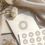 Royalet Victorian Elegant Blommigt Bröllop Runt Klistermärke<br><div class="desc">Gå tillbaka i tid med Royalet Viktorian Wedding Stickers. Designad med noggrann uppmärksamhet på den bergiga, blommigt och motiv som kännetecknar den viktoriska eran, gör detta klistermärke att du kan anpassa initialer. Under den viktorianska epoken var bröllop mer än bara ceremonier; de var storslagna glasögon som återspeglade social och stil....</div>