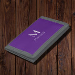 ROYALETS LILA - PERSONLIG<br><div class="desc">Trifold Wallet med royal lila solid färg-bakgrund och vit typsnitt.Enkel utformning och trendig av Alma Wad.Anpassa den med ditt namn och monogram nu ... </div>