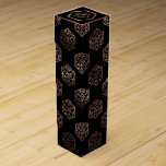 RPG Dice | Copper Fantasy Retro Tabletop PnP Gamer Presentask För Vinflaska<br><div class="desc">Det är alltid GAME ON, så välj ditt vapen och rullningsinitiativ.. En novelty GEEK CHIC gamer bröllop/party tema perfekt för alla old school-bordsbord, RPG-penna och papper (PnP) fantasyrollspelare med 20 sidor lång polyhedraldisk med en naturlig 20-roll för den rollande magiska trollkarlsskiktet av drakar eller dungemästare (DM/GM) i ditt liv! För...</div>