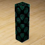 RPG Dice | Emerald Fantasy Tabletop Retro Gamer Presentask För Vinflaska<br><div class="desc">Det är alltid GAME ON, så välj ditt vapen och rullningsinitiativ.. En novelty GEEK CHIC gamer bröllop/party tema perfekt för alla old school-bordsbord, RPG-penna och papper (PnP) fantasyrollspelare med 20 sidor lång polyhedraldisk med en naturlig 20-roll för den rollande magiska trollkarlsskiktet av drakar eller dungemästare (DM/GM) i ditt liv! För...</div>