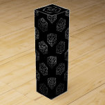 RPG Dice | Fantasy Old school Tabletop Retro Gamer Presentask För Vinflaska<br><div class="desc">Det är alltid GAME ON, så välj ditt vapen och rullningsinitiativ.. En novelty GEEK CHIC gamer bröllop/party tema perfekt för alla old school-bordsbord, RPG-penna och papper (PnP) fantasyrollspelare med 20 sidor lång polyhedraldisk med en naturlig 20-roll för den rollande magiska trollkarlsskiktet av drakar eller dungemästare (DM/GM) i ditt liv! För...</div>