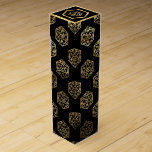 RPG Dice | Guld Fantasy Retro Tabletop PnP Gamer Presentask För Vinflaska<br><div class="desc">Det är alltid GAME ON, så välj ditt vapen och rullningsinitiativ.. En novelty GEEK CHIC gamer bröllop/party tema perfekt för alla old school-bordsbord, RPG-penna och papper (PnP) fantasyrollspelare med 20 sidor lång polyhedraldisk med en naturlig 20-roll för den rollande magiska trollkarlsskiktet av drakar eller dungemästare (DM/GM) i ditt liv! För...</div>