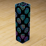 RPG Dice | Holo Fantasy Retro Tabletop PnP Gamer Presentask För Vinflaska<br><div class="desc">Det är alltid GAME ON, så välj ditt vapen och rullningsinitiativ.. En novelty GEEK CHIC gamer bröllop/party tema perfekt för alla old school-bordsbord, RPG-penna och papper (PnP) fantasyrollspelare med 20 sidor lång polyhedraldisk med en naturlig 20-roll för den rollande magiska trollkarlsskiktet av drakar eller dungemästare (DM/GM) i ditt liv! För...</div>