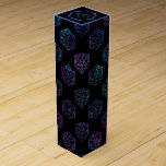 RPG Dice | Nebula Fantasy Retro Tabletop PnP Gamer Presentask För Vinflaska<br><div class="desc">Det är GAME ON! Så välj ditt vapen och rullningsinitiativ.. En novelty GEEK CHIC gamer bröllop/party, dekorfärg och presenttema perfekt för alla old school-bordsbord, RPG-pennor och papper (PnP) fantasyrollspelare med en 20-sidig polyhedraldice med en naturlig 20-roll för den rollande magiska guideslagret för drakar eller dungemästare (DM/GM) i din liv! För...</div>