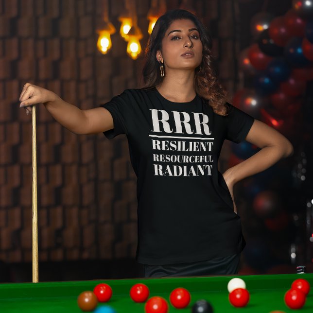 RRR-motståndskraftig, resurskrävande, strålande T Shirt (Young woman wears a "RRR:Resilient, Resourceful, Radiant" black t-shirt.)