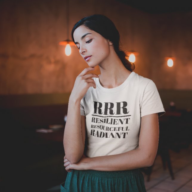 RRR-motståndskraftig, resurskrävande, strålande T Shirt (Young woman in thoughtful pose wearing a "RRR: Relilient, Resourceful, Radiant" white t-shirt.)
