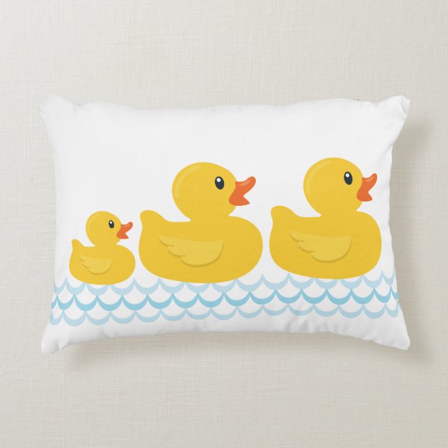 Rubber Ducky Family Nursery Pillow - Gult Anka L Prydnadskudde (Framsidan)