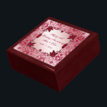 Ruby 40:e Bröllop-jubileumsboxen Minnesask<br><div class="desc">En Digitalbcon Bilder Design med ett ruby red färg-tema med en mängd olika bilder, former, mönster, stilar och typsnitt i anpassningsbarna i denna enhandsartikel med "Ruby Bröllop-årsdagen". Den här eleganten och den här attraktiva designen är kompletta med anpassadets textbrev till kostym vid ditt eget speciella tillfälle. FULLGÖR DEN MINDRE HÄNDELSEN...</div>