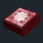 Ruby 40:e Bröllop-jubileumsboxen Minnesask<br><div class="desc">En Digitalbcon Bilder Design med ett ruby red färg-tema med en mängd olika bilder, former, mönster, stilar och typsnitt i anpassningsbarna i denna enhandsartikel med "Ruby Bröllop-årsdagen". Den här eleganten och den här attraktiva designen är kompletta med anpassadets textbrev till kostym vid ditt eget speciella tillfälle. FULLGÖR DEN MINDRE HÄNDELSEN...</div>